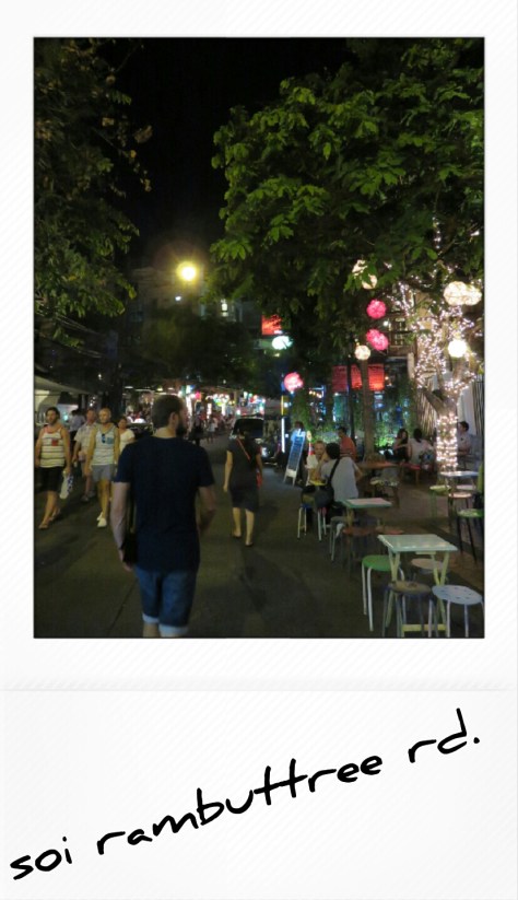 La calle que esta entre mi hostal y khaosan Rd.