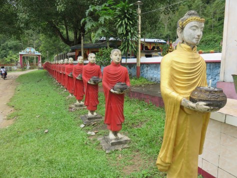 Budas afuera de la cueva
