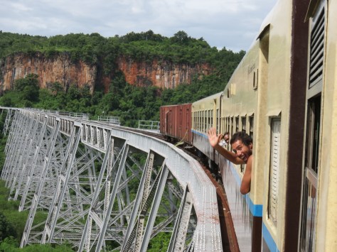 Benja saludando, notese el puente.