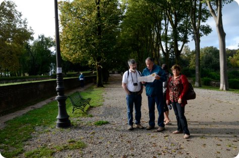 Sobre la muralla decidiendo a donde ir después.