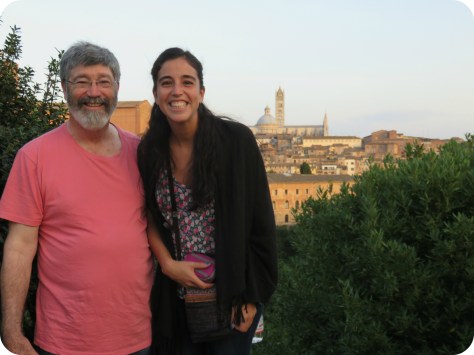 No es la Basilica, pero somos mi papa y yo paseando por Siena, ojo que estoy haciendo equilibrio en una piedra :)