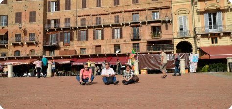 Plaza del Campo de Siena, donde se corre el Palio. Mi papá, Jaime y la Maria Ines, yo estoy escondiendome de las palomas en algun lado.